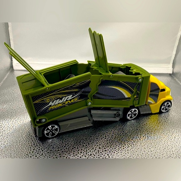 Hot Wheels “Racing” Transport Vehicle - Picture 4 of 6
